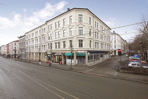 Fasaden, leiligheten ligger godt tilbaketrukket fra veien Galleribilde