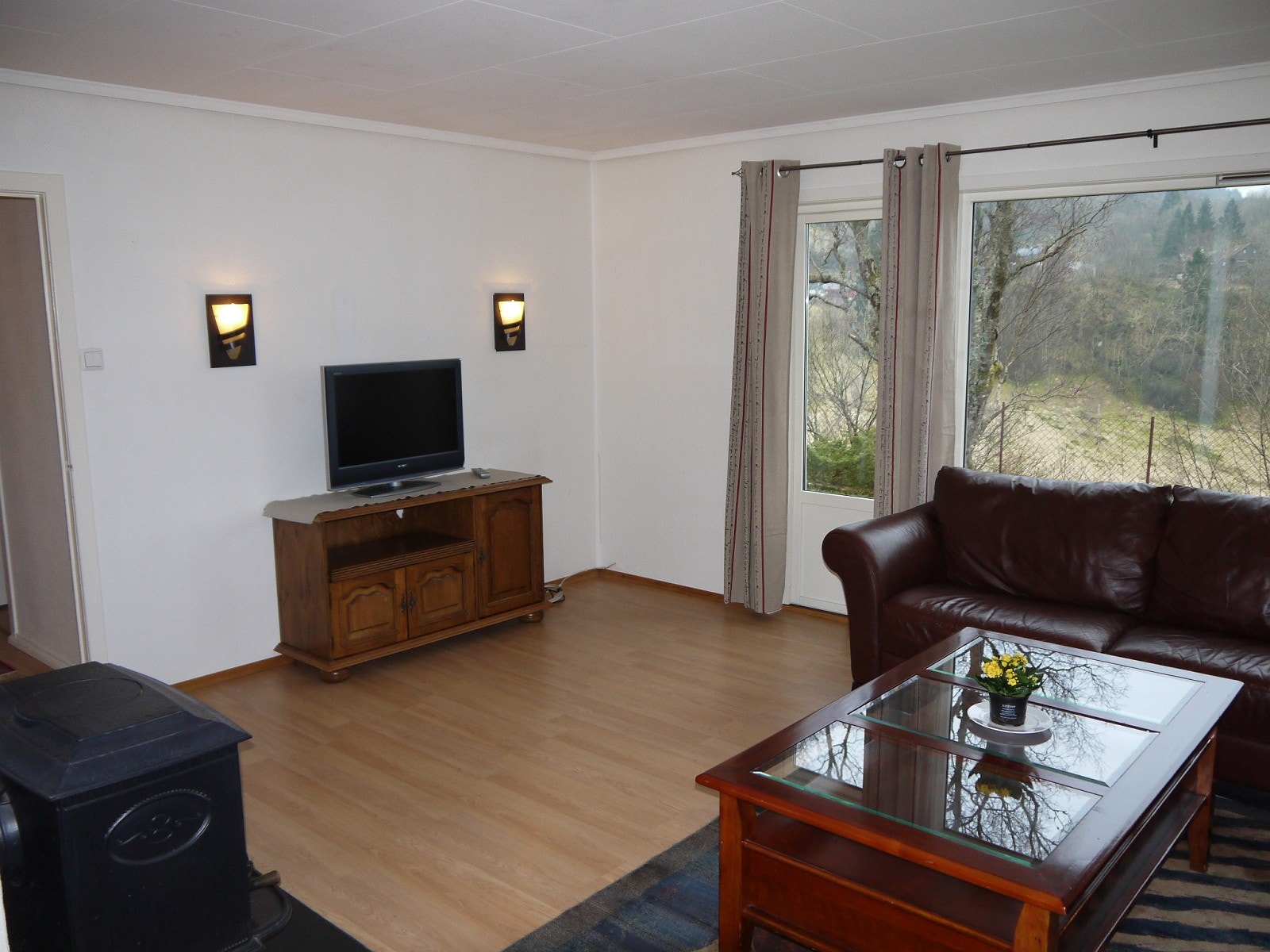 Stue m/utgang til solfylt hage med utsikt 2. etg Galleribilde