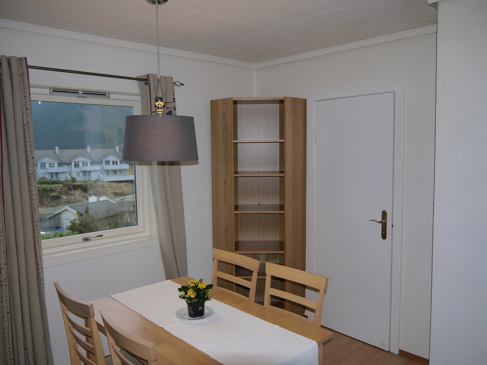 Spisesue og dør inn til kjøkken. 2 etg Galleribilde