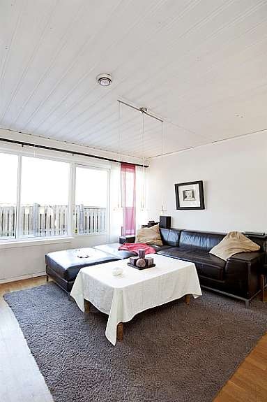 Utgang fra stuen til bakhagen. Hagen er gressbelagt med total avskjerming fra veien slik at barna kan leke fritt. Galleribilde