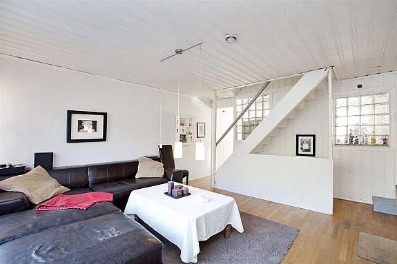 Med glassvegg/vindu inn mot kjøkkenet får man et flott gjennomgående lys i hele etasjen. Galleribilde