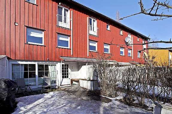 Ullernveiens øvdre del er en blindvei uten gjennomgangstrafikk og med meget hyggelige naboforhold. Galleribilde