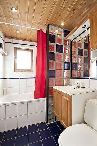 Boligen har 2 bad hvorav hovedbadet i underetasjen ble totalrenovert i 2010. Galleribilde