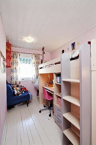 Soveromsavdelingen i andre etasje består av tre soverom, ett bad og lagringsloft Galleribilde