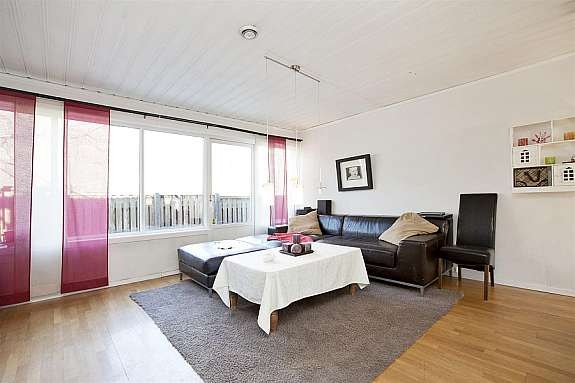 De store vindusflatene slipper inn godt med lys. Galleribilde