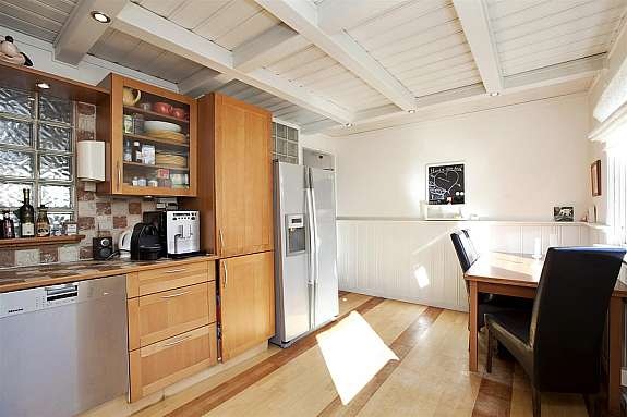 Godt med lagringsplass og plass for integret kombiskap. Det løse kjøleskapet som står på kjøkkenet i dag vil ikke følge boligen ved salg. Galleribilde
