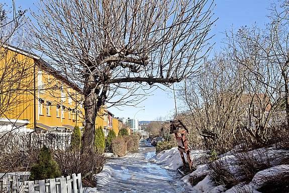 Meget barnevennlig med egen lekeplass og gangvei til Bestum skole. Galleribilde