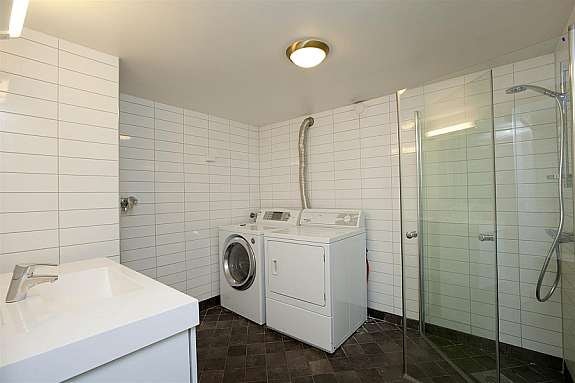 Insslagsdører i dusjen gir en bedre utnyttelse av rommet. Galleribilde