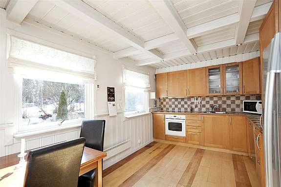 Kjøkkenet er innredet på en slik måte at en eventuell balkongutbygging ikke vil medføre behov for endinger i kjøkkeninnredningen. Galleribilde