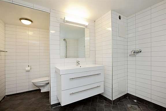 Stort lekkert bad/vaskerom i underetasjen fra 2010 med mulighet for å sette inn en egen utslagsvask. Galleribilde
