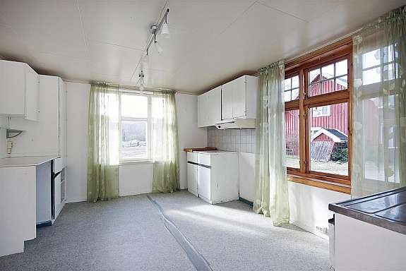 Romslig kjøkken med masse muligheter. Galleribilde