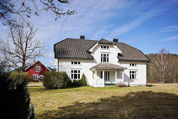 Hovedhus trenger utvendig modernisering. Tak nytt i 1988. Galleribilde