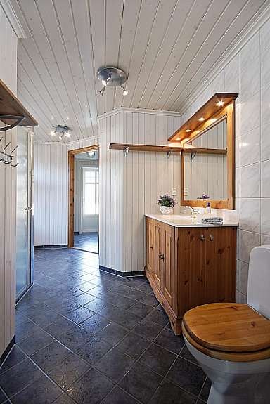 Baderom med inngang til vaskerom med utgang ut. Galleribilde