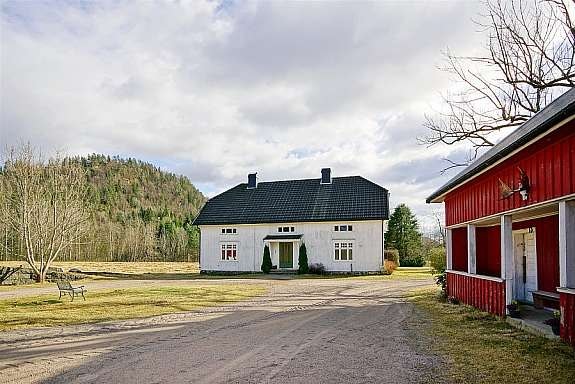 Egen rundkjøring på gårdstunet. Galleribilde