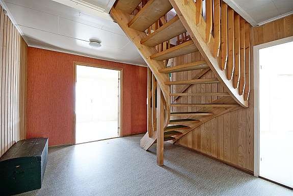 Hall med trapp opp til 2. etg. Galleribilde