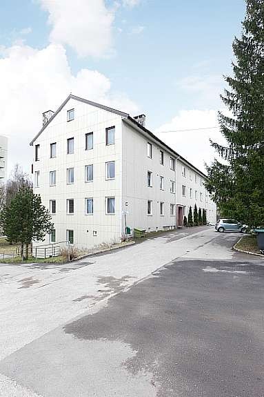 Kort vei til offentlig kommunikasjon, med T-bane på Holmen stasjon og bussforbindelse fra Landingsveien og Arnebråtveien. Galleribilde