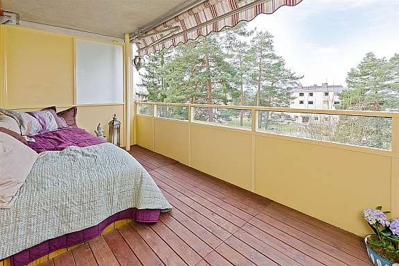 Vestvendt balkong på ca 11 kvm med gode solforhold. Galleribilde