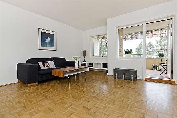 Lys og romslig stue med fine innvendige lysforhold. Utgang til usjenert balkong mot vest på ca 11 kvm. Galleribilde