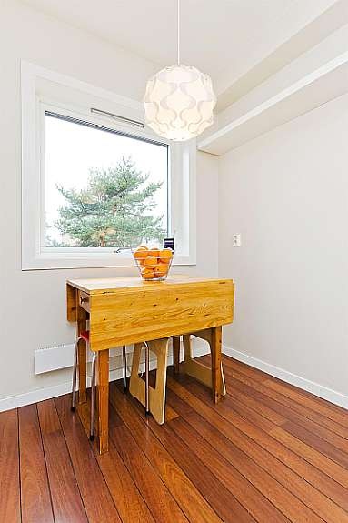 Hyggelig spiseplass på kjøkkenet ved vinduet. Galleribilde