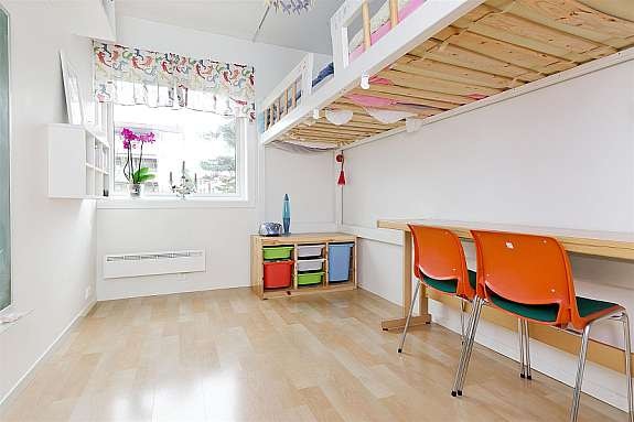 Lyst soverom med garderobeskap. Galleribilde