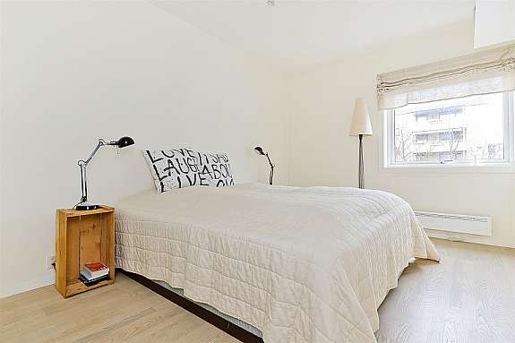 Lyst soverom med garderobeskap. Galleribilde