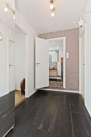 Lys og romslig gang med garserobeskap og skoskap. Galleribilde