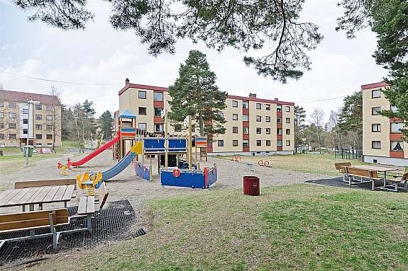 Borettslaget har en meget fin og barnevennlig beliggenhet. Ny lekeplass for de minste med sittegrupper. Galleribilde