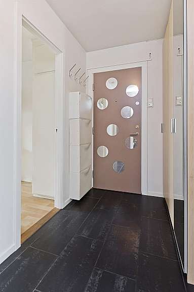 Gangen har flislagt gulv med gulvvarme og lyse overflater. Galleribilde