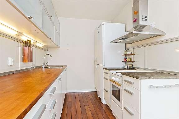 Praktisk kjøkken, godt med skap og benkeplass. Galleribilde