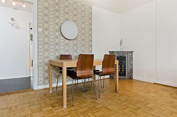 Vedkamin i stuen for kos og oppvarming. Galleribilde