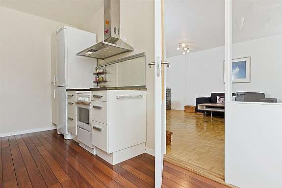 Dør og glass mellom stue og kjøkken. Galleribilde