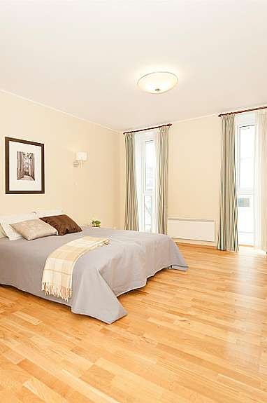 Det største soverommet er på 17 kvm. og har store vindusflater. Galleribilde