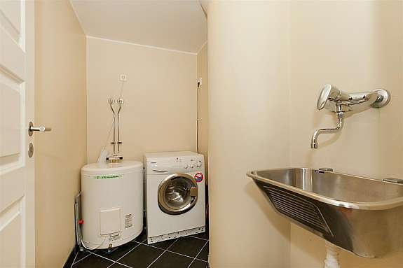 Leiligheten har separat vaskerom med fliselagt gulv. Galleribilde