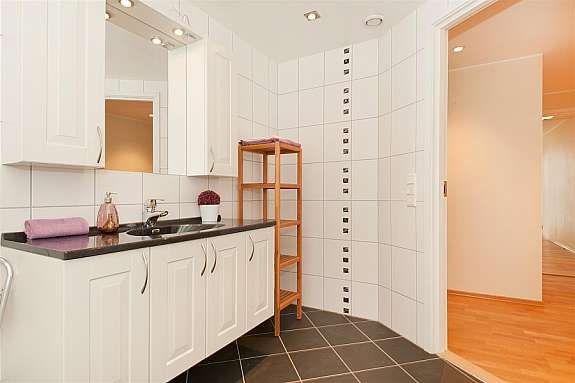 Funksjonelt og fint baderom med fliselagte gulv og vegger. Varmekabler og downlightsbelysning. Galleribilde