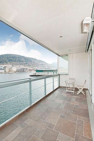 Stor altan med fliselagt dekke med varmekabler. Tak med downlightsbelysning. Det er tilkomst til altanen fra stue og soverom. Galleribilde