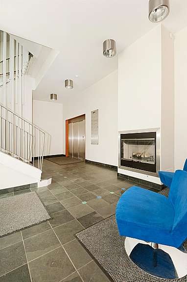 Meget flott felles inngangsparti i bygget med sittegruppe, gasspeis og tilkomst til heis. Galleribilde