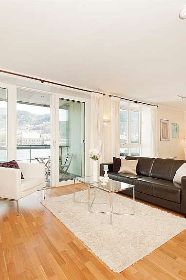 Fra stuen er det skyvedør ut til stor altan. Galleribilde