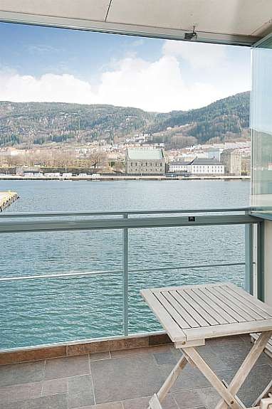 Fra leiligheten og altanen er det meget flott utsikt om Vågen, Bryggen og byfjellene. Galleribilde