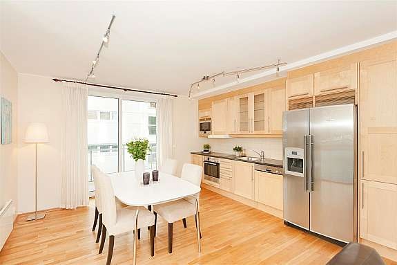 Meget flott kjøkken med funksjonell og moderne innredning. Integrert oppvaskmaskin, komfyr, mikorbølgeovn og kjøleskap med is- og vann maskin. Galleribilde