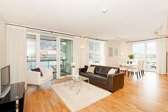 Lekker stue med store vindusflater hvor en kan nyte den flotte utsikten. Galleribilde