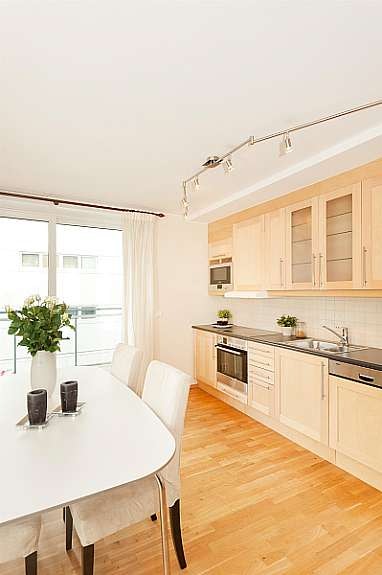 Takbelysning i stue og kjøkken kan styres/dimmes med fjernkontroll. Åpen løsning mellom stue og kjøkken gir i tillegg meget gode lysforhold i begge deler av rommet. Galleribilde