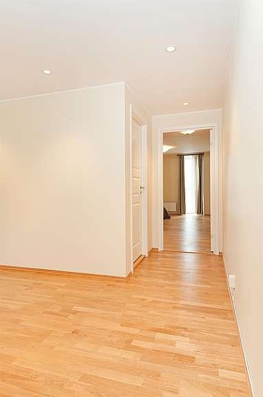 Leiligheten har stor gang med downlightsbelysning og skyvedørsgarderobe. Galleribilde