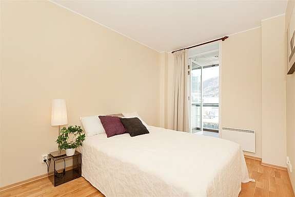 Soverom som vender ut mot sjøen og har direkte tilkomst til altan. Galleribilde