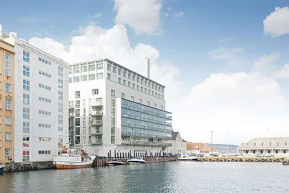 Bygget har flott fasade som ble oppgradert ved ombygging og oppussing av bygget i 2005. Denne leiligheten ligger på hjørne i byggets 2. etasje og vender ut mot sjøen. Galleribilde