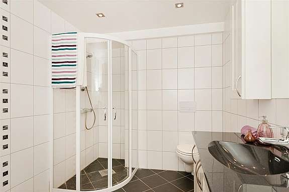 Leiligheten har separat vaskerom som frigir plass på baderommet. Galleribilde