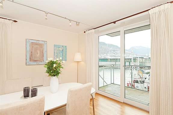 Fra kjøkkenet er det utgang til sørvendt altan. Galleribilde