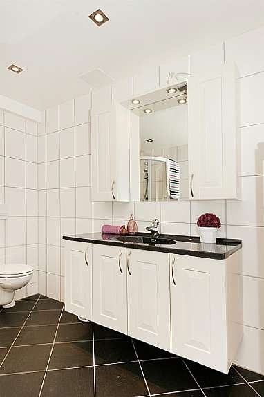 Innredning med god skapplass. Det er i tillegg plass til separat hylleseksjon derom ønskelig. Galleribilde