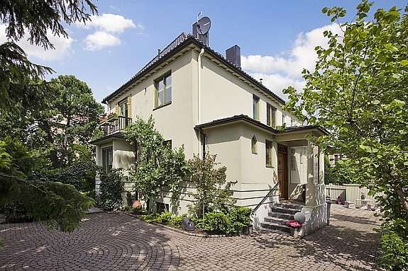 Fasade gårdsplass/inngangsparti Galleribilde