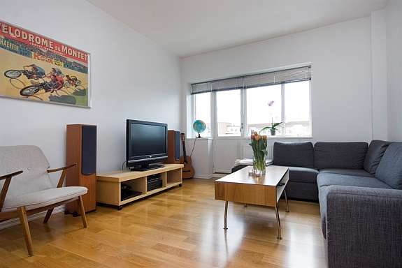 Lys stue med utgang til balkong Galleribilde