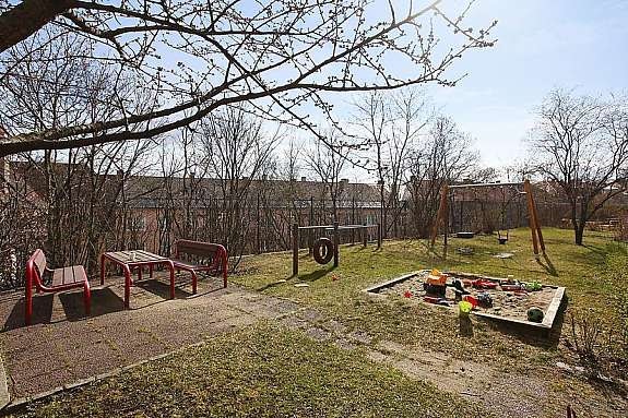 Flotte felles hagearealer - usjenert og solrikt - lekeplass, sittegrupper Galleribilde